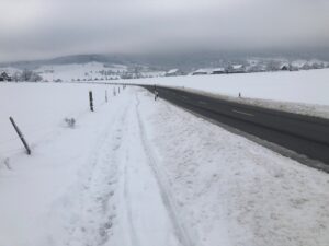 Strasse vom Schnee geräumt - Veloweg verschneit